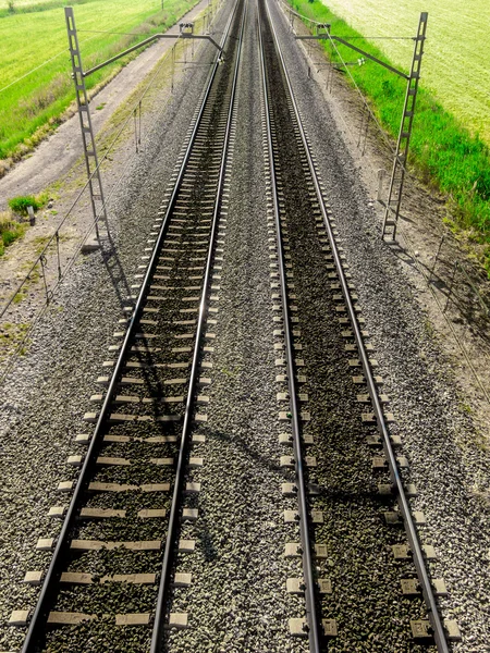 II ayak izleri geçen tren