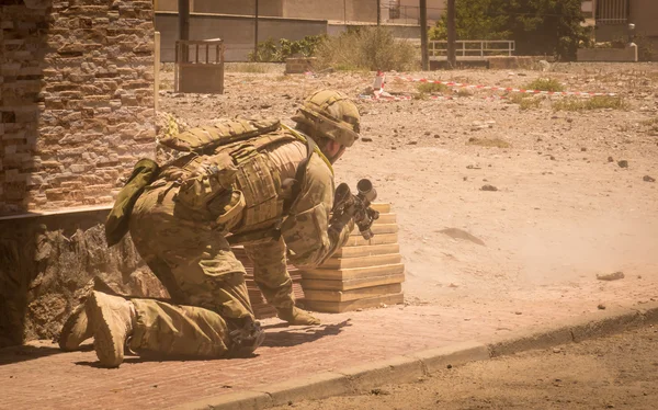Солдаты в действии в зоне конфликта — стоковое фото
