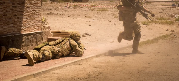 Vojáci v akci v zóně konfliktu V — Stock fotografie