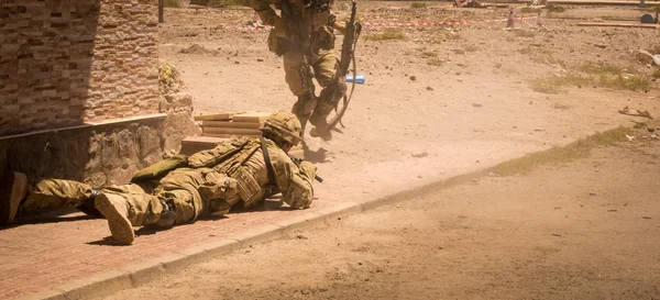 Żołnierzy w akcji w konflikcie strefa Iv — Zdjęcie stockowe