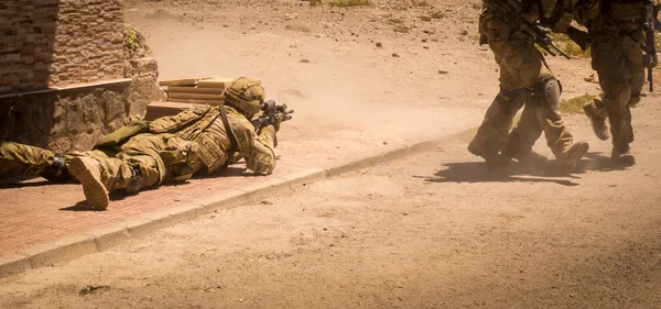 Żołnierzy w akcji w konflikcie strefy Iii — Zdjęcie stockowe
