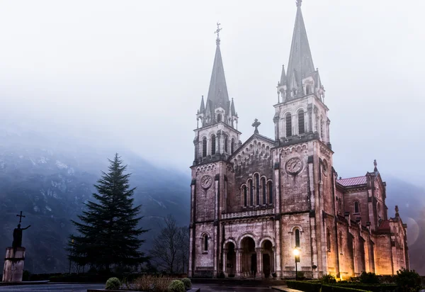 Santuario de Covadonga con niebla — Foto de Stock