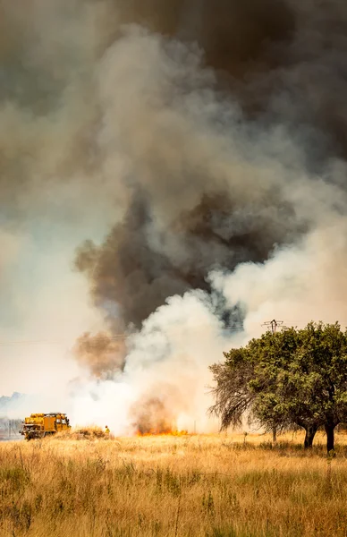 Bomberos luchando contra el fuego . — Foto de Stock