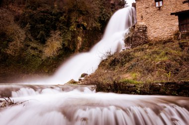 Kışın Orbaneja del Castillo art arda sıralı