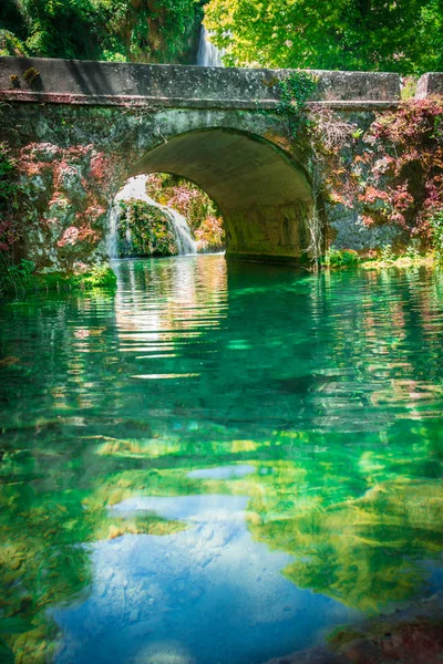 Orbaneja del Castillo tavasszal lépcsőzetes — Stock Fotó