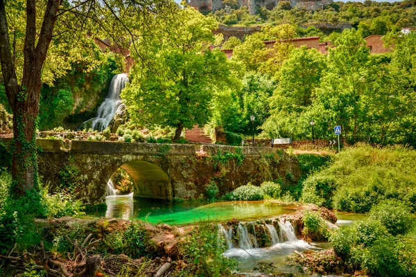 Cascata di Orbaneja del Castillo in primavera — Foto Stock