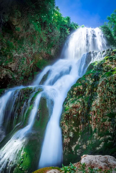 Cascata de Orbaneja del Castillo na primavera — Fotografia de Stock