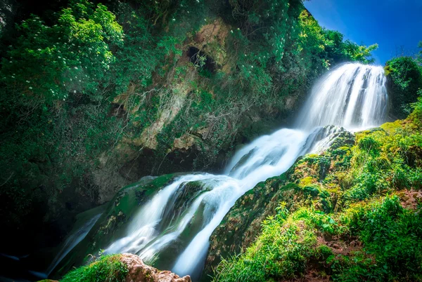 Orbaneja del Castillo tavasszal lépcsőzetes — Stock Fotó