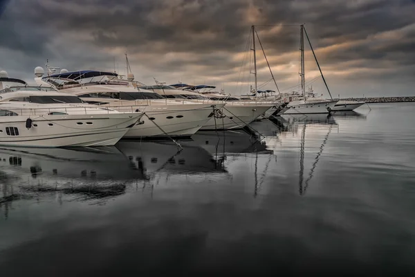 Barcos amarrados en puerto debido al riesgo de tormenta — Foto de Stock