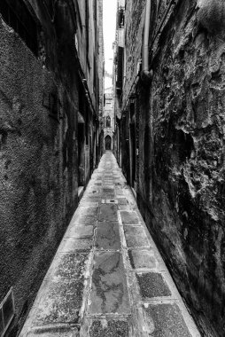 Venedik 'in dar sokakları ve kanalları siyah beyaz