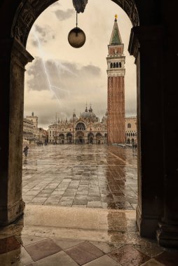 St. Mark Meydanı, Venedik üzerinde fırtına ve yağmur. İtalya.