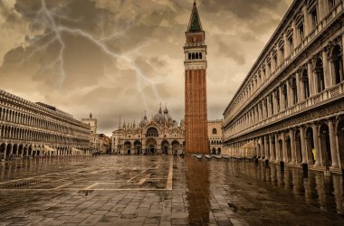 St. Mark Meydanı, Venedik üzerinde fırtına ve yağmur. İtalya.