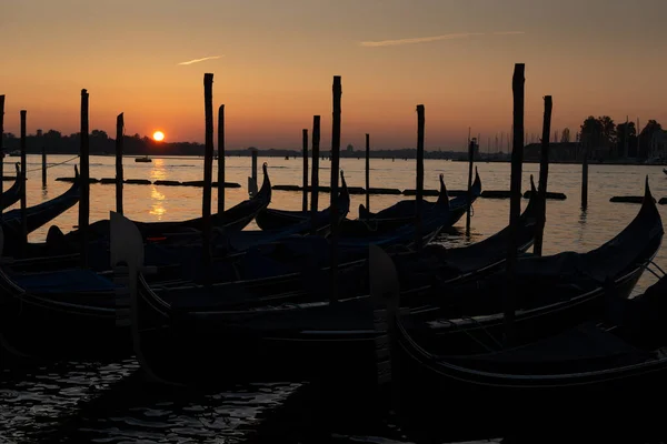 Nascer Sol Sobre Uma Veneza Vazia Gôndolas Parou Sem Turistas — Fotografia de Stock