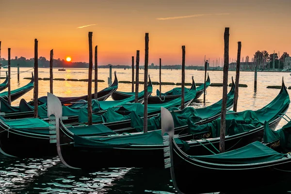 Sonnenaufgang Über Einem Leeren Venedig Gondeln Ohne Touristen Stehen Geblieben — Stockfoto