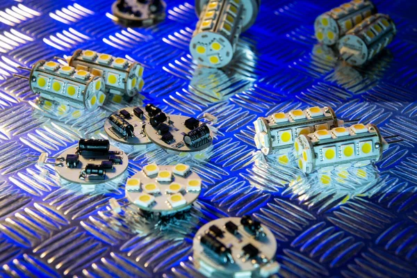 Löten Elektronischer Bauteile Mit Zinn Auf Metallischem Hintergrund Und Blauer — Stockfoto