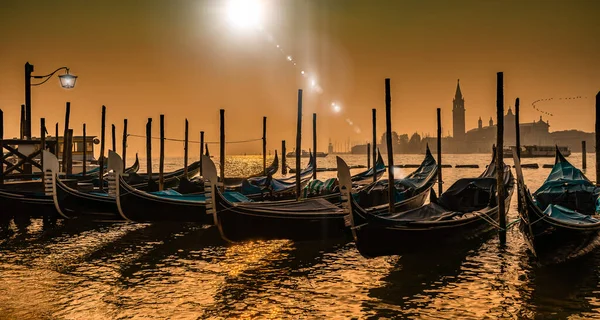 Nascer Sol Sobre Uma Veneza Vazia Gôndolas Parou Sem Turistas — Fotografia de Stock