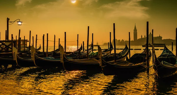 Nascer Sol Sobre Uma Veneza Vazia Gôndolas Parou Sem Turistas — Fotografia de Stock