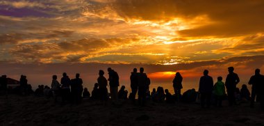 Günbatımında insanlarla tanışmak