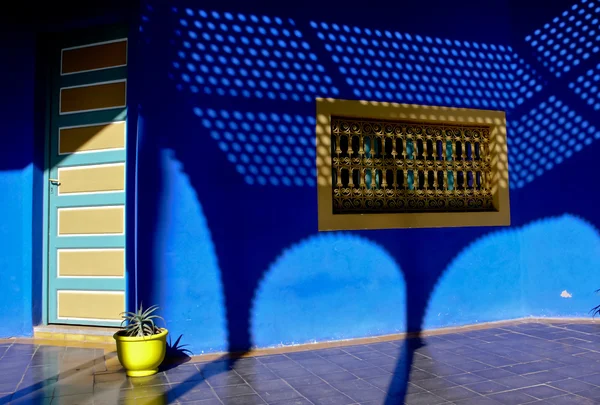 Schatten, blau und gelb — Stockfoto
