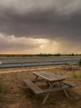 Karayolu üzerinde fırtına