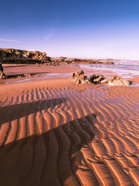 Falistego piasek plaża — Zdjęcie stockowe