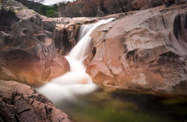 Kis vízesés a Sierra de Guadarrama Nemzeti Park — Stock Fotó