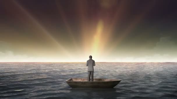 Sol naciente, frente al hombre de negocios en un barco, en el océano, mar . — Vídeos de Stock