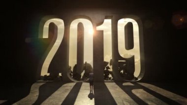 Siyah duvarda yazım hatası 2019'un önünde duran iş kadını