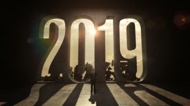 Yazım hatası 2019 siyah duvar önünde duran işadamı