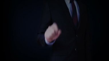 Beyin başının şekline dokunan işadamı, dijital çizgileri birbirine bağlayın, yapay zekayı genişletiyor