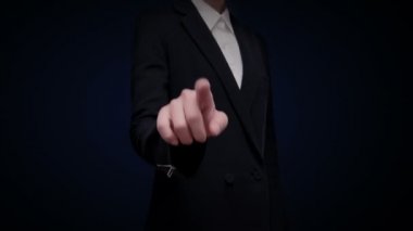 Ampul ışığı ve sayısız metne dokunan iş kadını 'IDEA' metnini göstererek ampul ışığını yakıyor