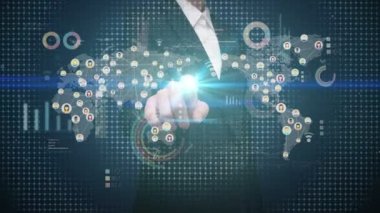 İş kadını birbirine bağlı insanlara dokunuyor, iletişim teknolojisini kullanıyor. ekonomik diyagram, grafik ile. sosyal medya.