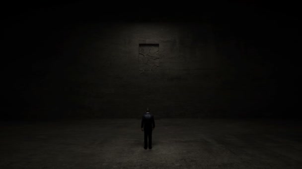 Бізнесмен стоїть перед дверима на чорній стіні, бізнес-план та концепція graph.l . — стокове відео