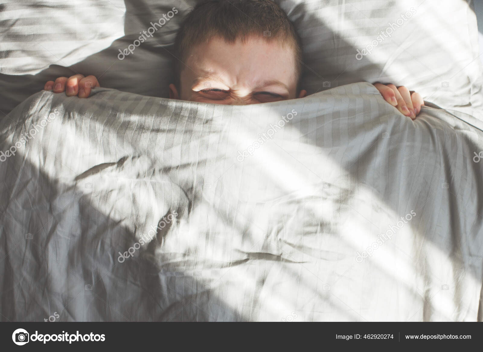 Garcon Dormir Dans Lit Enfant Allonge Sur Oreiller Couvre Visage Image Libre De Droit Par Stopabox C Garcon Dormir Dans Lit Enfant Allonge Sur Oreiller Couvre Visage Image Libre De Droit Par Stopabox C