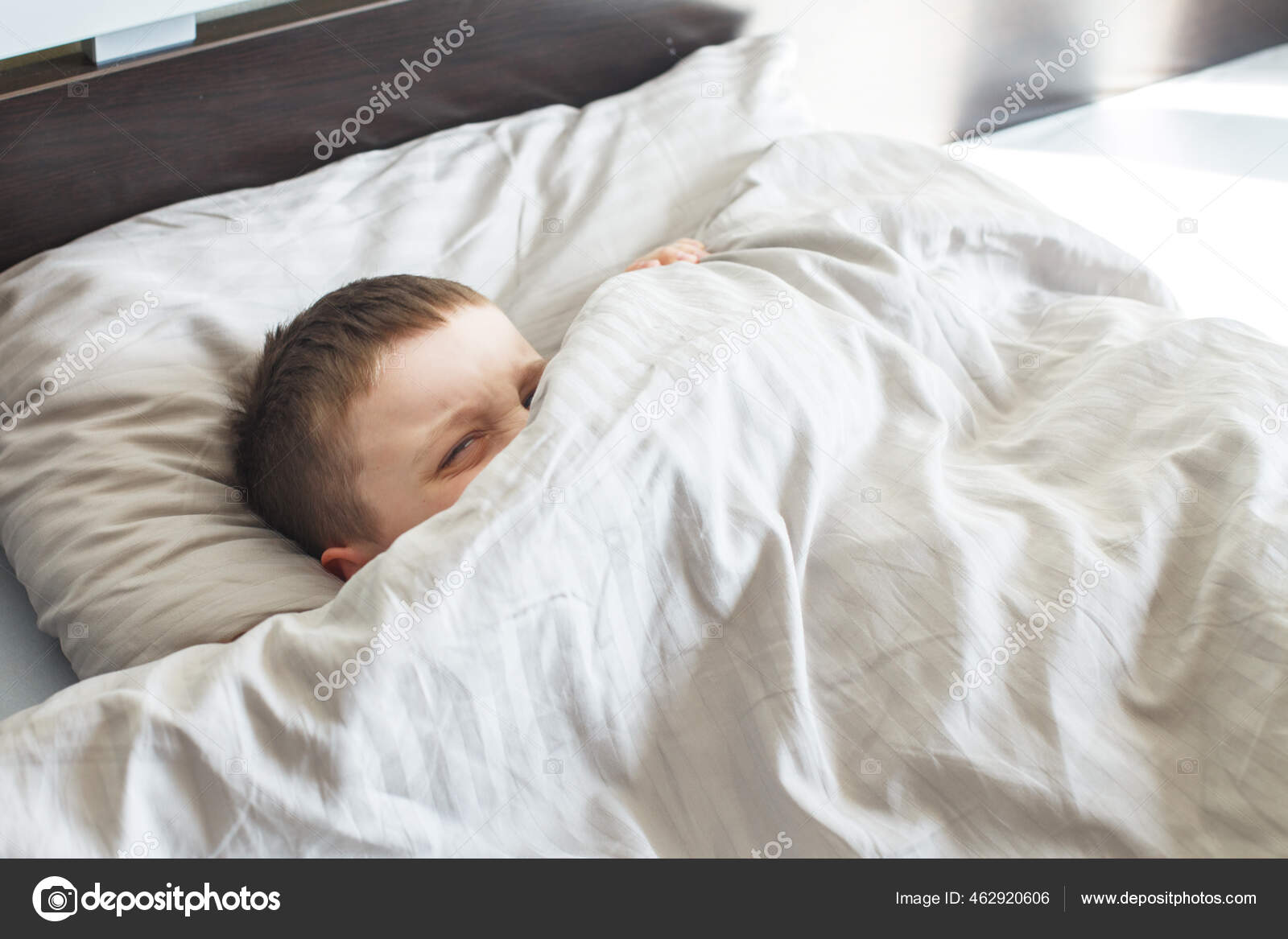 Garcon Dormir Dans Lit Enfant Allonge Sur Oreiller Couvre Visage Image Libre De Droit Par Stopabox C Garcon Dormir Dans Lit Enfant Allonge Sur Oreiller Couvre Visage Image Libre De Droit Par Stopabox C