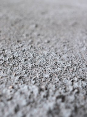 Evin duvarında beton gri bir doku var.