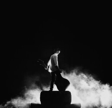 Bir duman, büyük rock konser aşamasında büyük elektrik gitar çalmaya gitarist. 