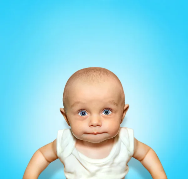 Funny portrait of an adorable baby boy sucking lips with blue eyes on background — Stock Photo, Image