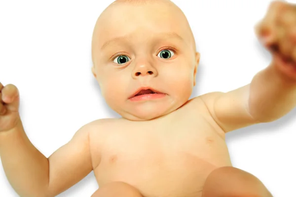 Édes és nagyon vicces kis baba megmutatja erejét, meztelen csecsemő néz ránk. — Stock Fotó