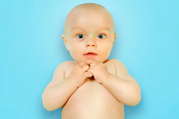 Édes és vicces kis baba, meztelen csecsemő néz ránk. — Stock Fotó