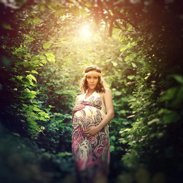 Romantik ve heyecan verici hamile kadın dışında peri masalı gibi yaprakları arasında. — Stok fotoğraf