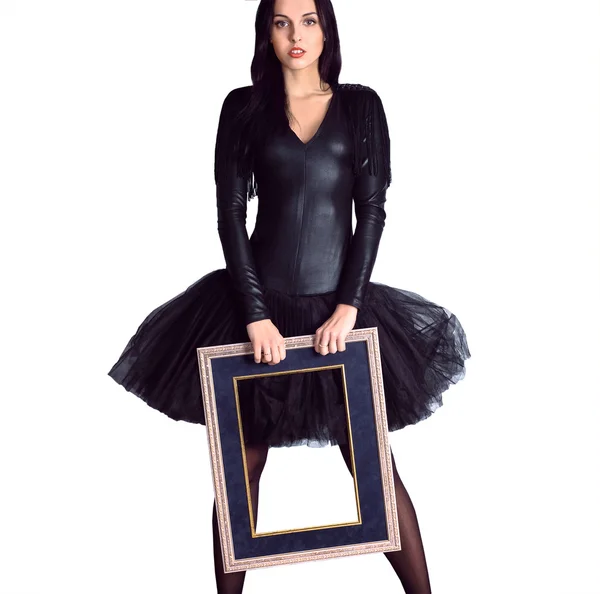 Mulher vestindo vestido preto segurando moldura. Isolar — Fotografia de Stock