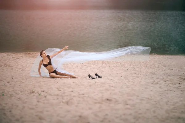İç çamaşırı üzerinde yaz günü büyük örtü ile kumsalda genç seksi kadın — Stok fotoğraf