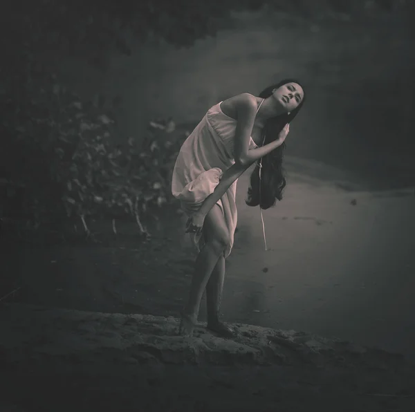 Retrato de una mujer sexy en la tierna pasión cerca del agua. Blanco y negro —  Fotos de Stock