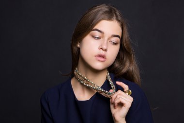 Elmaslar bir kızın portresi.