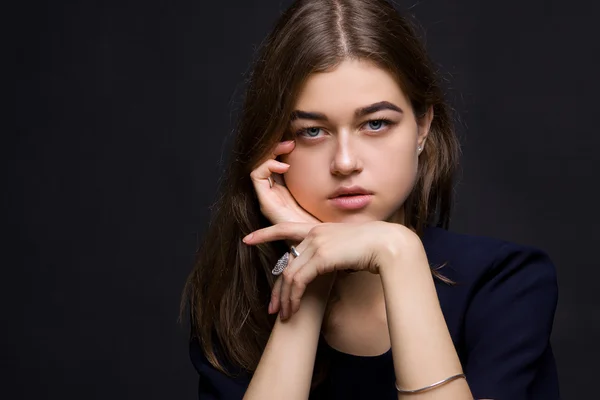 Retrato de una chica con diamantes . — Foto de Stock