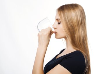 Kadın bir fincan beyaz arka plan üzerinde içiyor