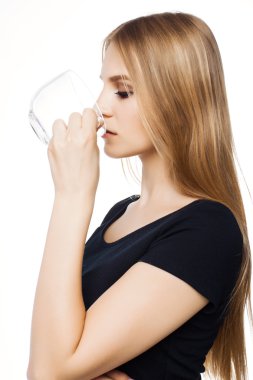 Kadın bir fincan beyaz arka plan üzerinde içiyor