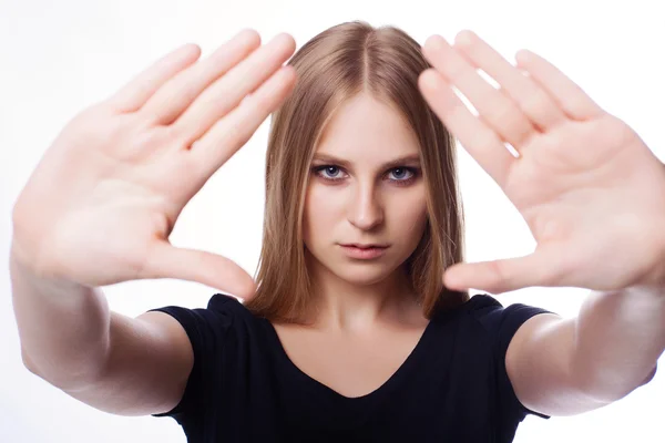 Donna mostrando inquadratura gesto mano su sfondo bianco — Foto Stock