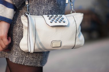 Sokakta bir çanta tutan güzel kadın